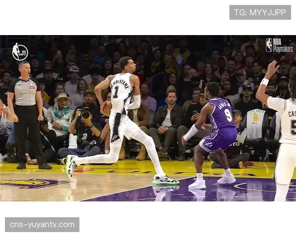 特写：维克托·文班亚马在训练后加练低位要位与转身面框突破